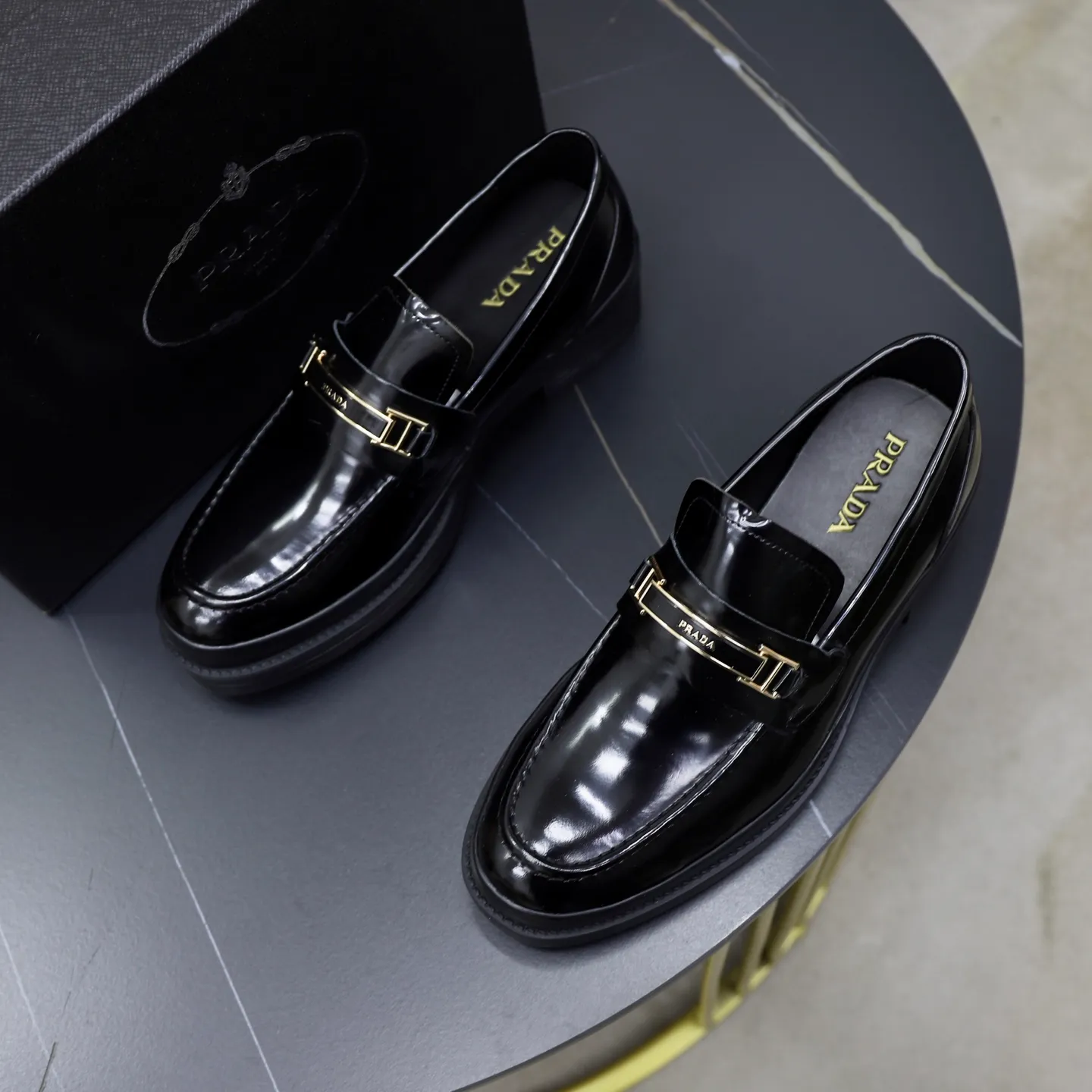 Men's shoes: 540💰🙅‍♂️🙅‍♂️🙅‍♂️ Brand: PRADA Standard code: Men's code 38-44 (45 can be customized) Grade: Same style as the official website Original order quality Material: Original cowhide surface Comfortable sheepskin lining Original outsole Style category: Men's fashionable casual leather shoes Distinguished big-name luxury elements Top luxury Color: actual picture color